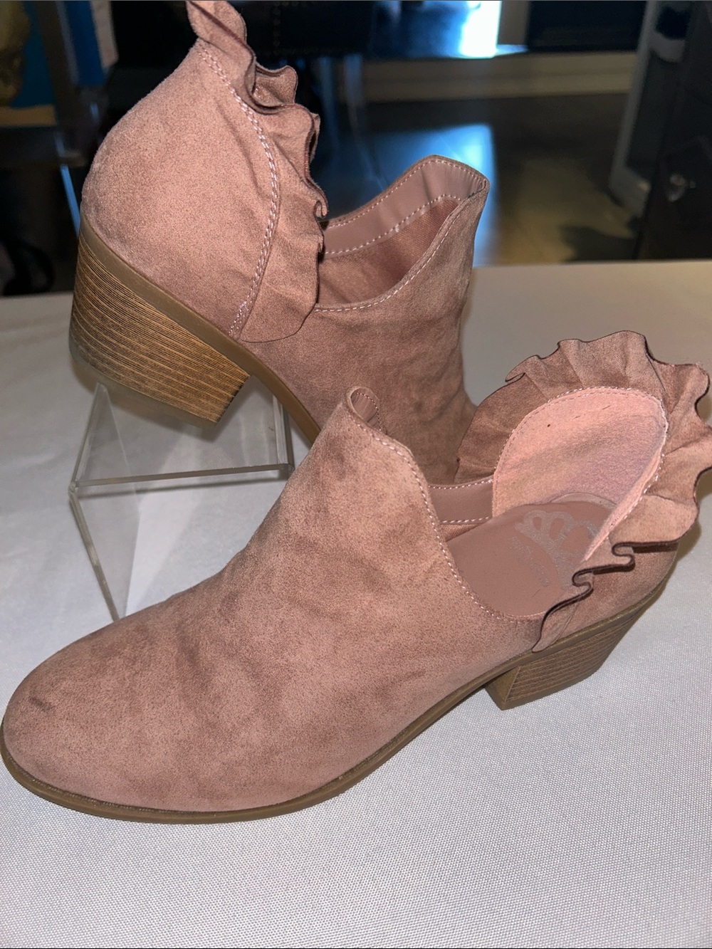 Fergalicious Ruffle-Trim Suede Ankle Booties in Dusty Rose by Fergie sz 7.5 EUC